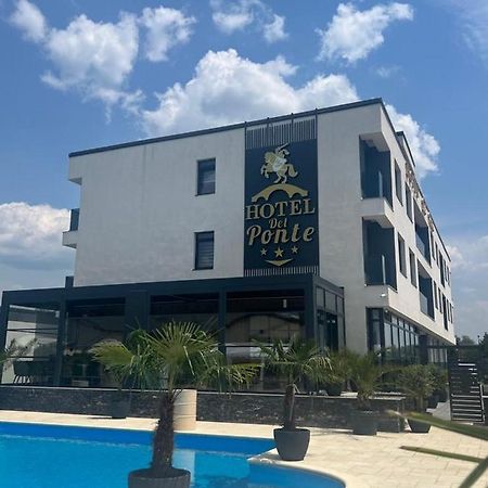 Hotel Del Ponte Tergovistye Kültér fotó