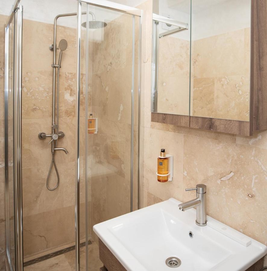 Hotel Del Ponte Tergovistye Kültér fotó