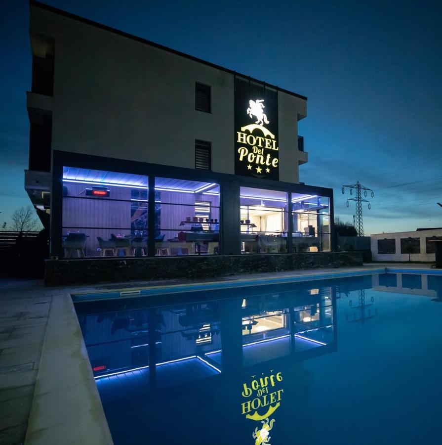 Hotel Del Ponte Tergovistye Kültér fotó