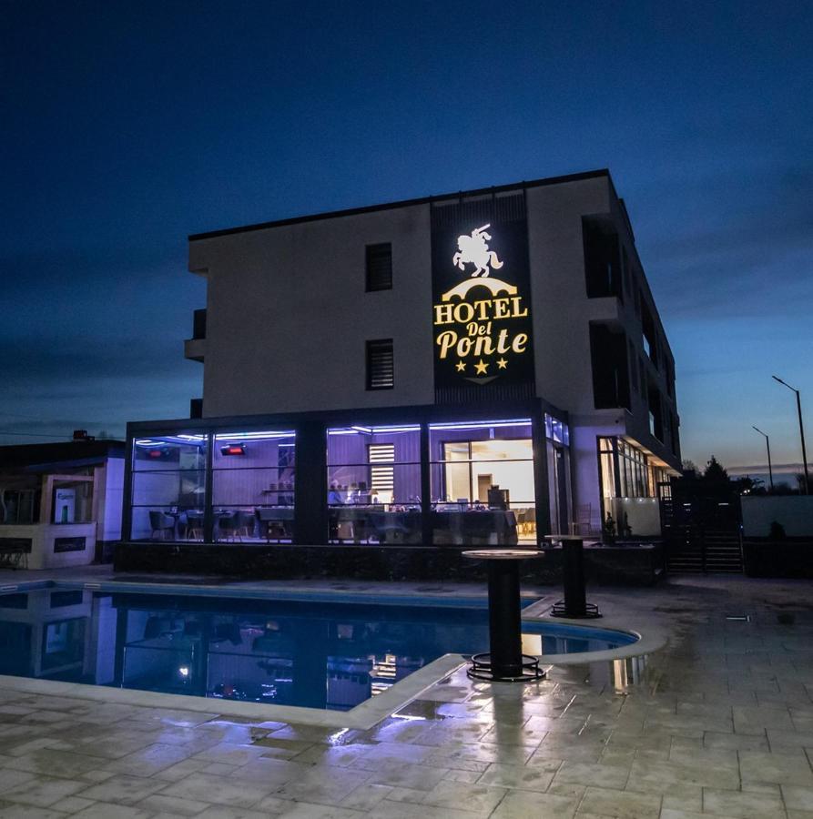 Hotel Del Ponte Tergovistye Kültér fotó