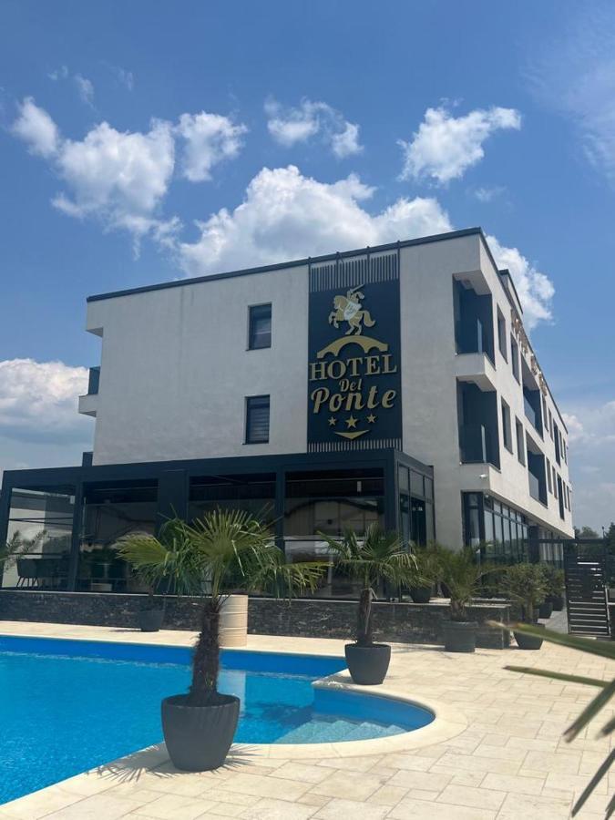 Hotel Del Ponte Tergovistye Kültér fotó