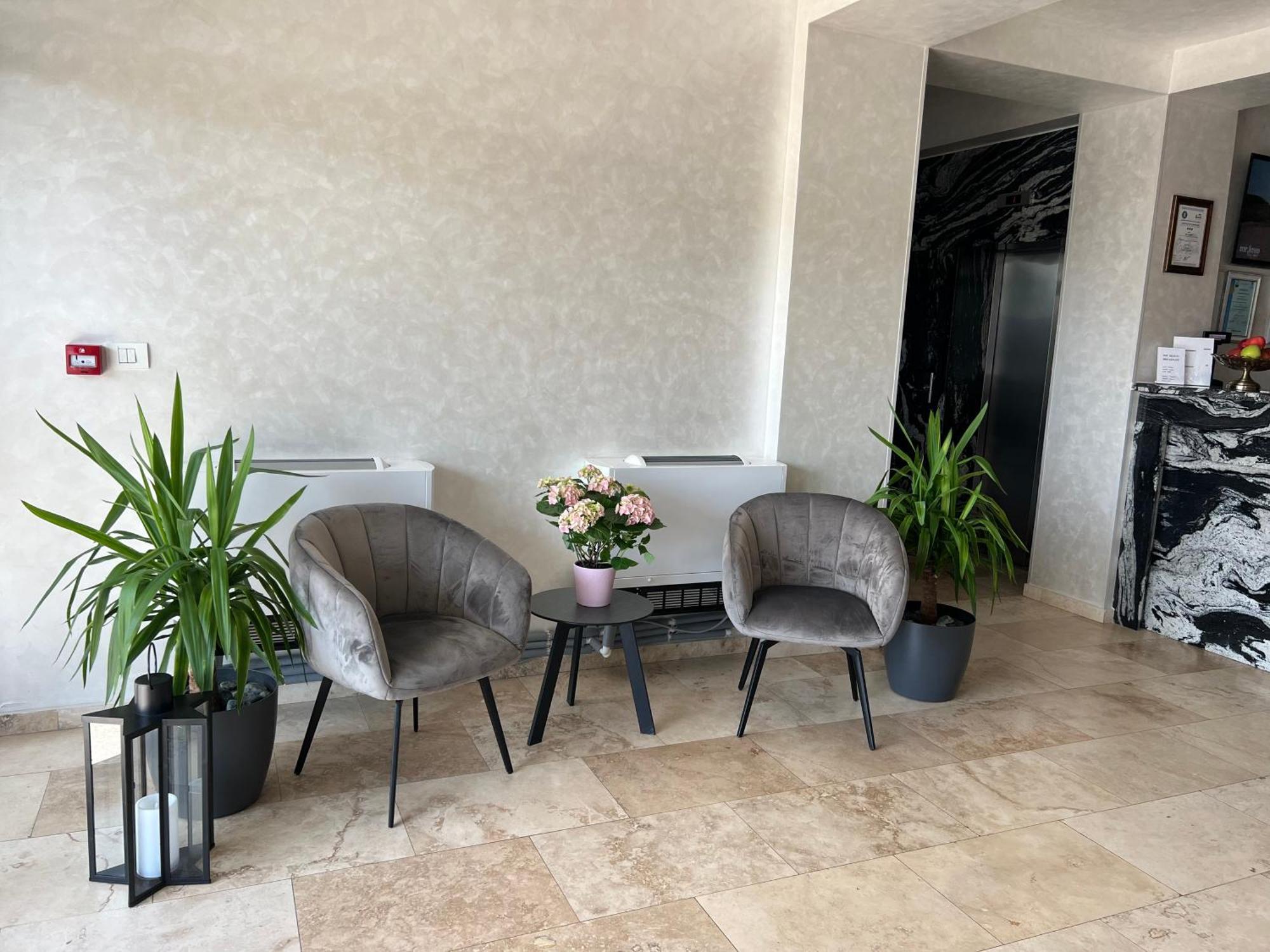 Hotel Del Ponte Tergovistye Kültér fotó